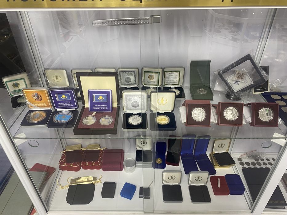 Монеты, банкноты, значки