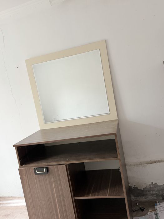 Вместительный шкаф с зеркалом