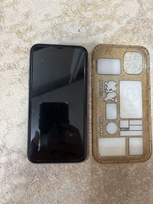IPhone 11 с чехолом и кабелем