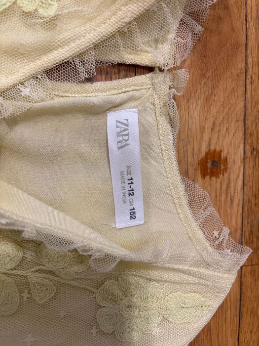 Zara пастелено жълта дантелена рокля размер 152