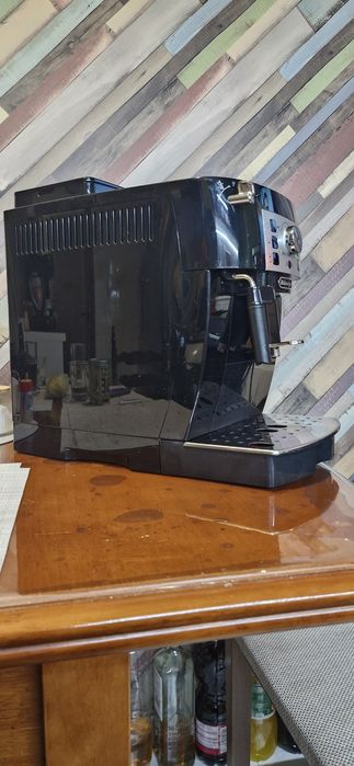 Продавам кафе автомат Делонги