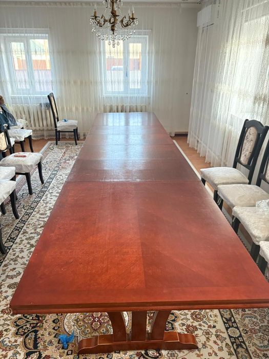 Стол гостиной.