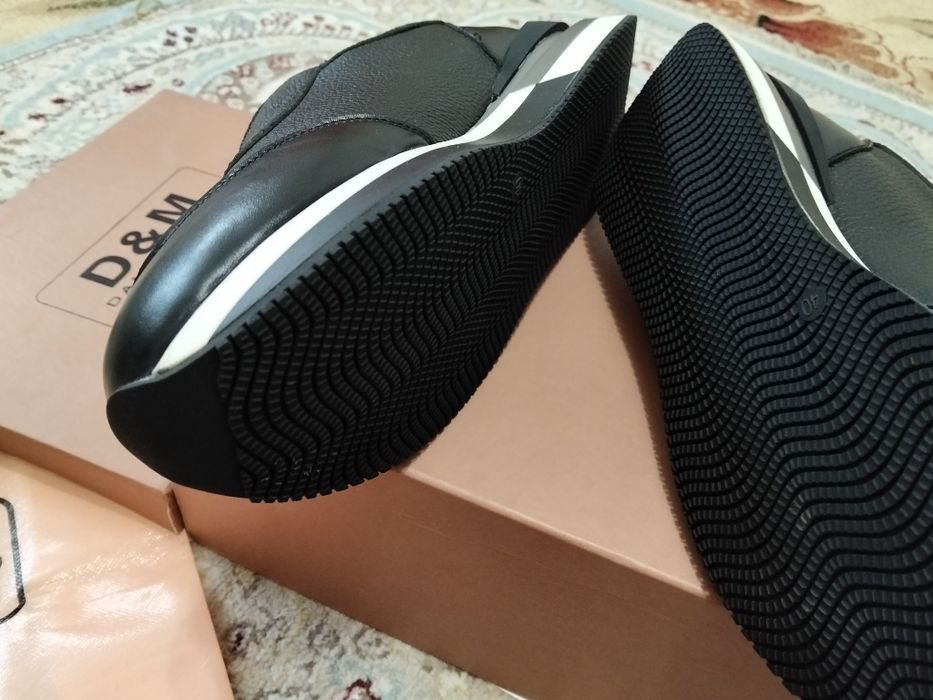 Продам новые кроссовки