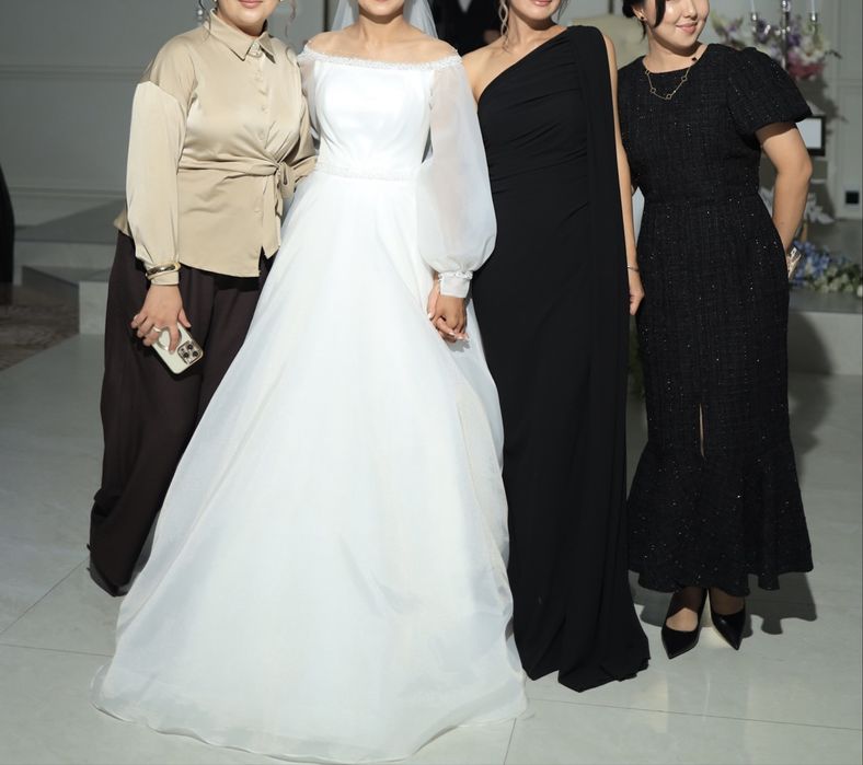 Продается черное длинное платье, открытое на одно плечо.