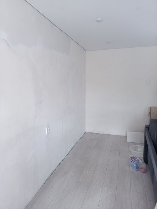 Поклейка обоев и галтелей