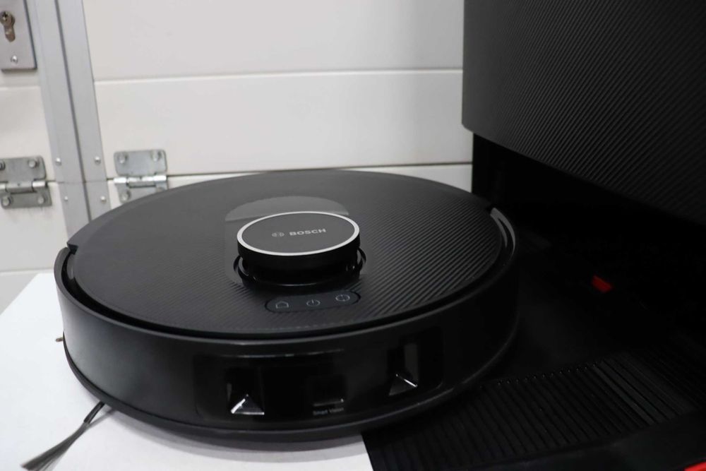 Прахосмукачка робот Bosch Spotless Max BCRDW3B с функция за избърсване, всмукателна мощност 11 000 Pa, моп, станция за мокро и сухо почистване