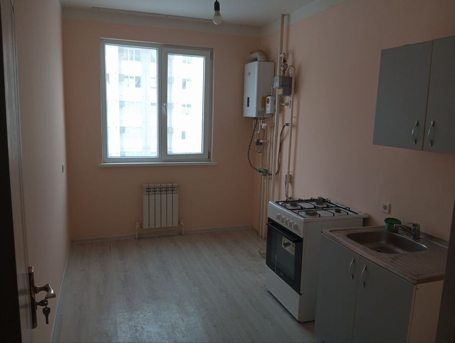 Сирдарё вилояти новосройка 3 хонали квартира срочни сотилади