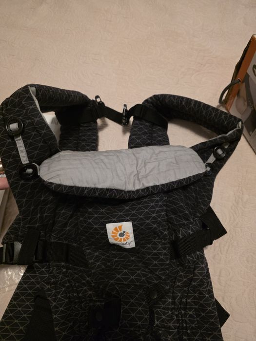 Продавам използвана раница за носене на бебе / дете Ergobaby