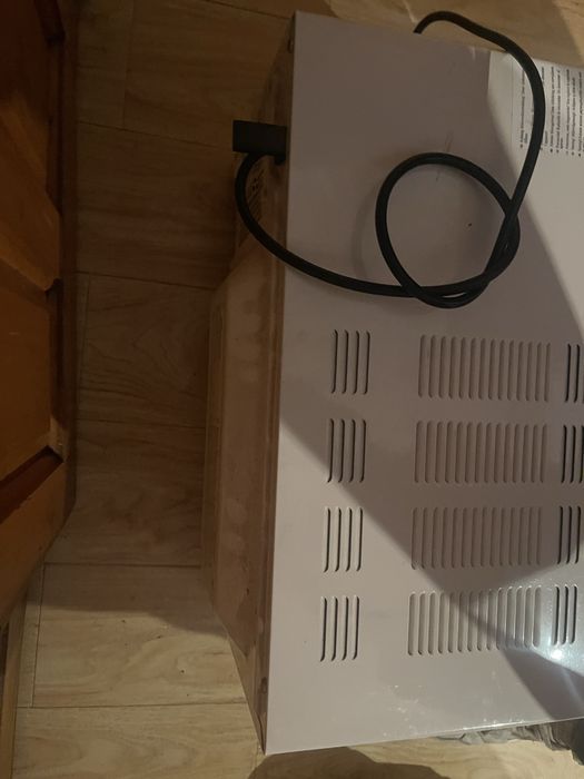 cuptor cu microunde 700w  candy cmw 2070dw foarte putin folosit