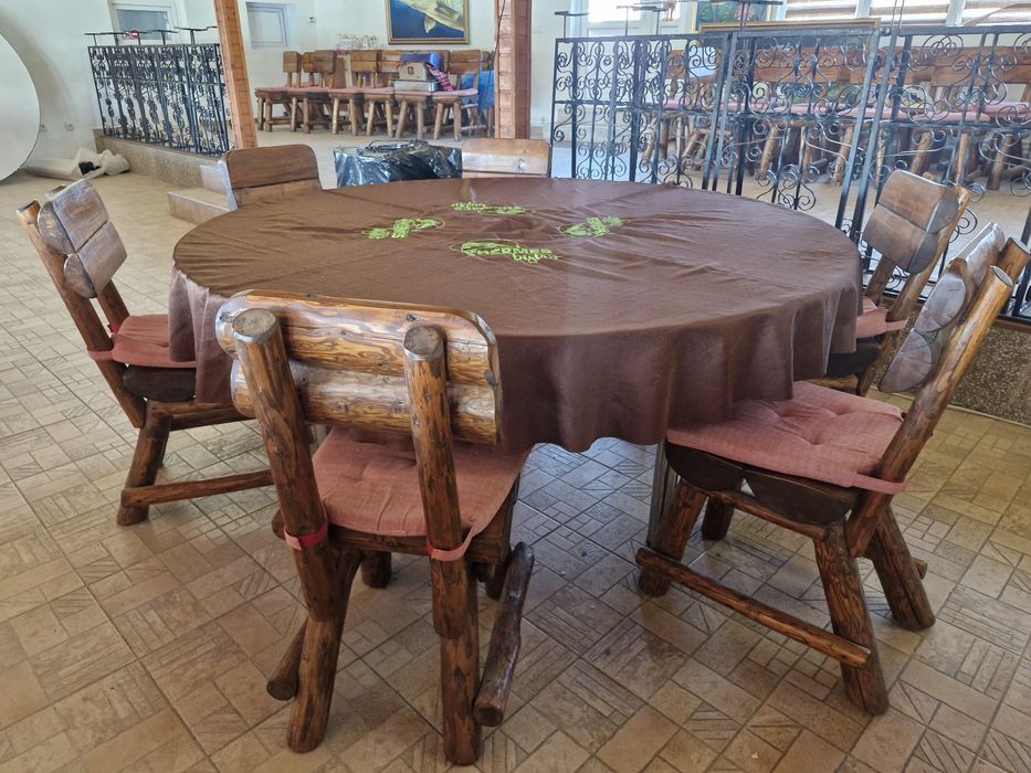 Mobilier Rustic compus din Scaune si Mese