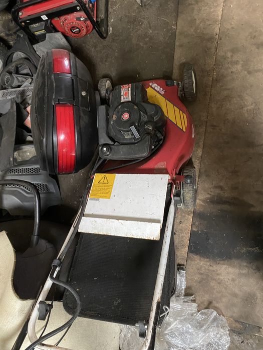 Vand masini de tuns iarba (la pachet)