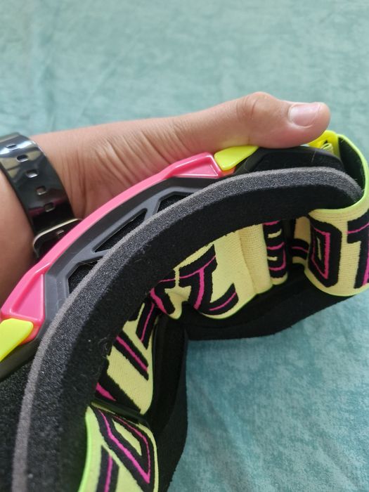 Vand 2 perechi de ochelari pentru enduro
