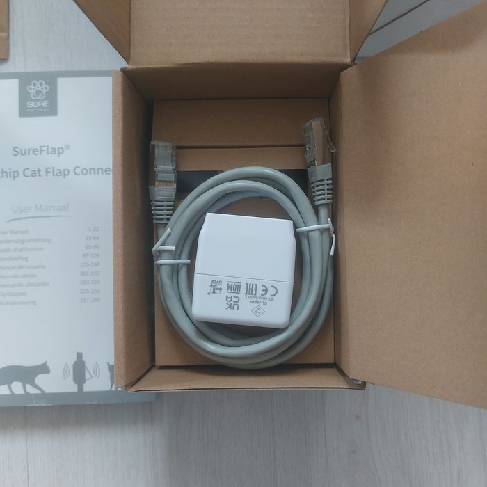 Смарт вратичка за котки SureFlap Microchip Connect – Пълен комплект с HUB