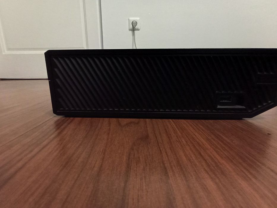 Vând Xbox one cu două manete