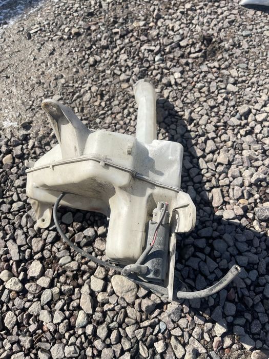 Бачок омывателя оригинал с маторчиком SURF HILUX 185