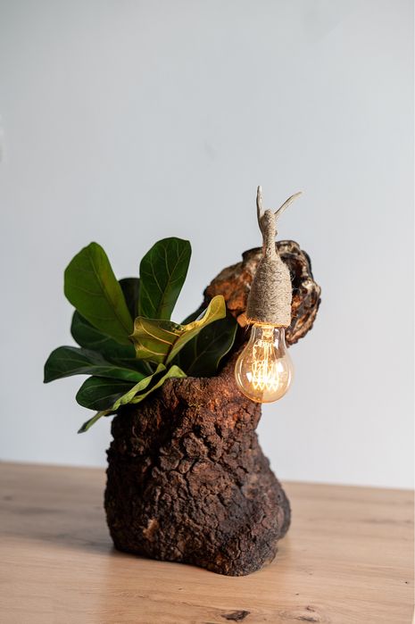 Lampa stilizata, aranjamente cu materiale recuperate din natură.