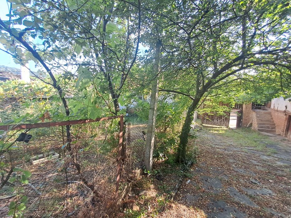 Продавам имот в с. Лешница, обл. Ловеч