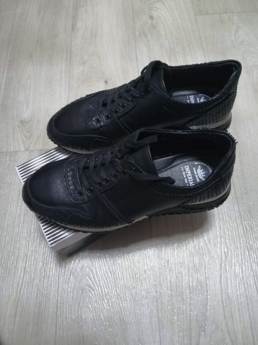 Продам демизизонные кожаные кроссовки
