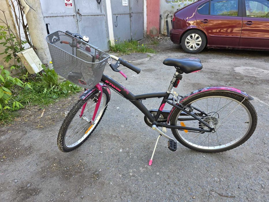 Bicicletă fete 24” B'TWIN, negru-roz, cu coș – stare foarte bună