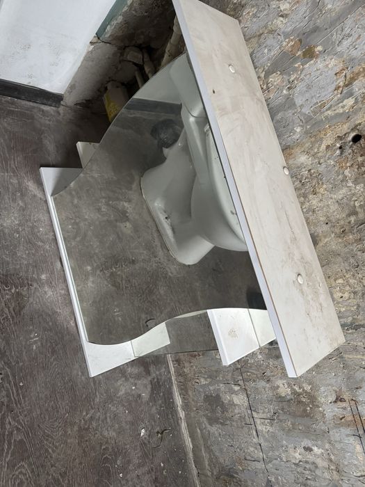 Зеркало с полкой