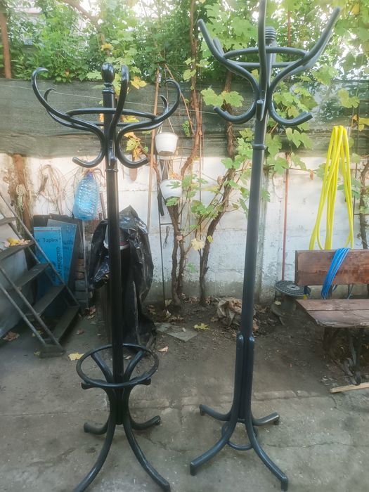 Cuier,scaune,  rame tablouri, birou