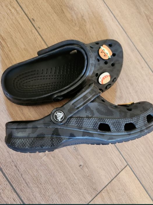 Papuci Crocs și rechin noi