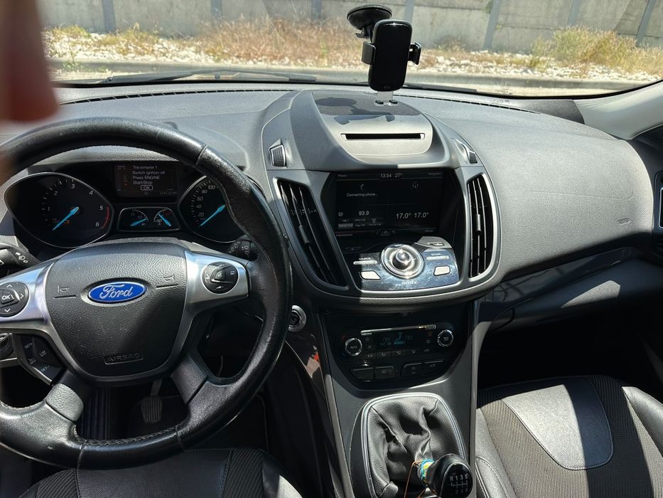 Proprietar vând Ford kuga an fabricație 2015 motor 2000 cmc 150 cp.