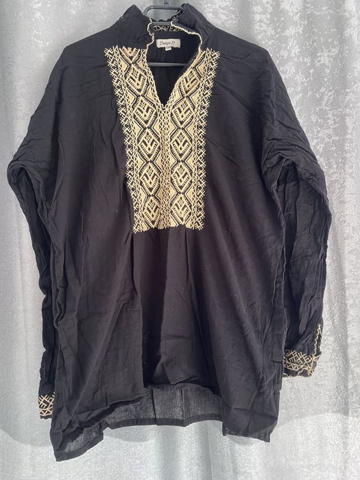 Bluza neagra cu motive traditionale