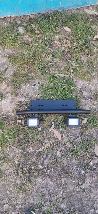 Стойка с халогени.