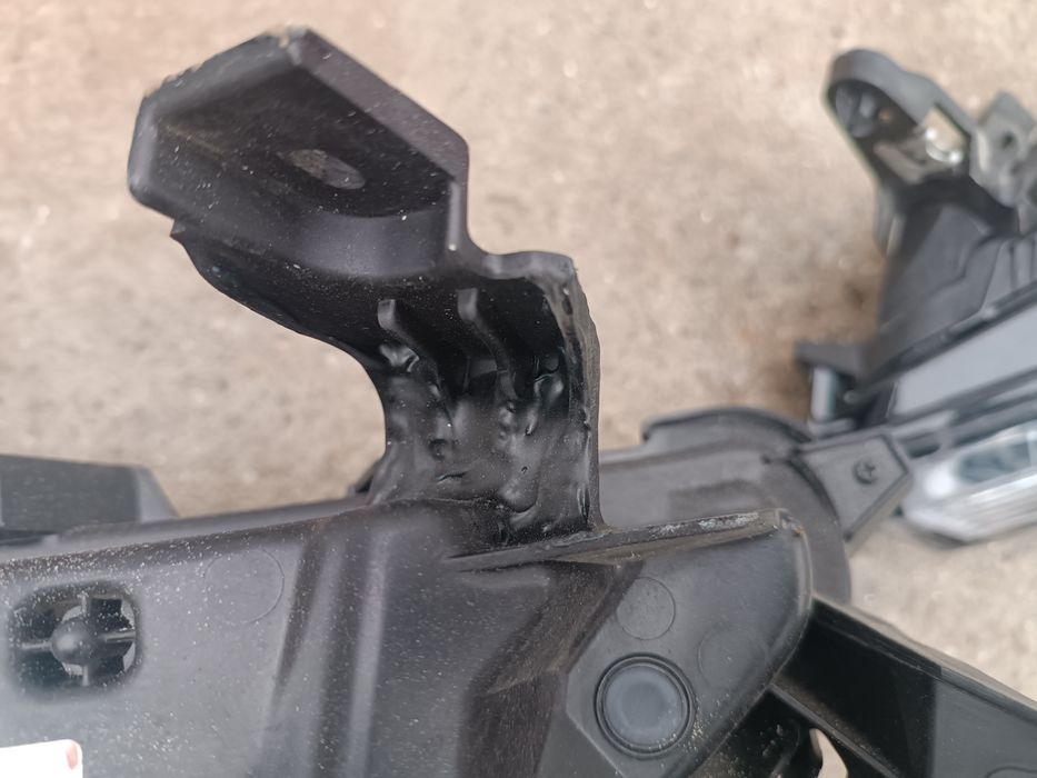 Bara fata/Grila Radiator/Aripa/Far/Lumina zi Mitsubishi Eclipse Cross