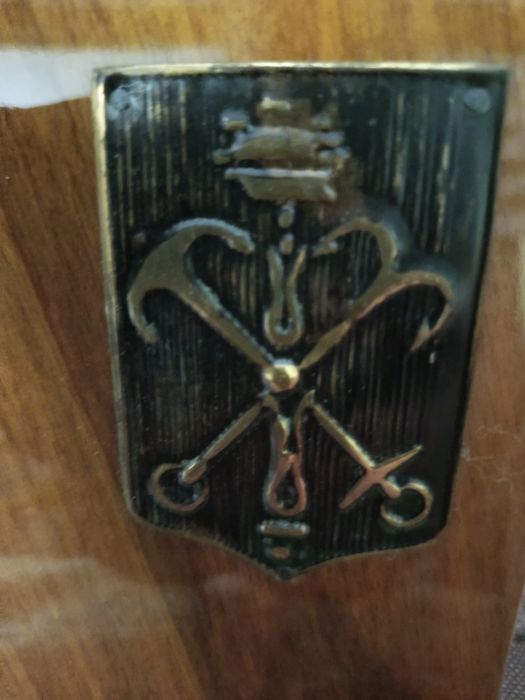 Аплик за стена с дървена основа