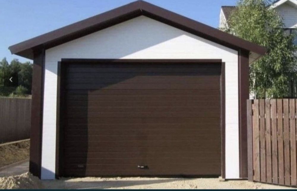 Vând garaj auto pe structură metalică învelit cu panouri sendviș