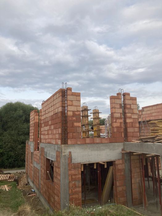 Execut lucrari la rosu (case, garduri, acoperisuri )