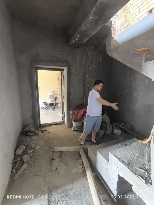 1 хонали Уй сотилади 1/3/3. 132 м кв Сергили мошина обзор каршисида