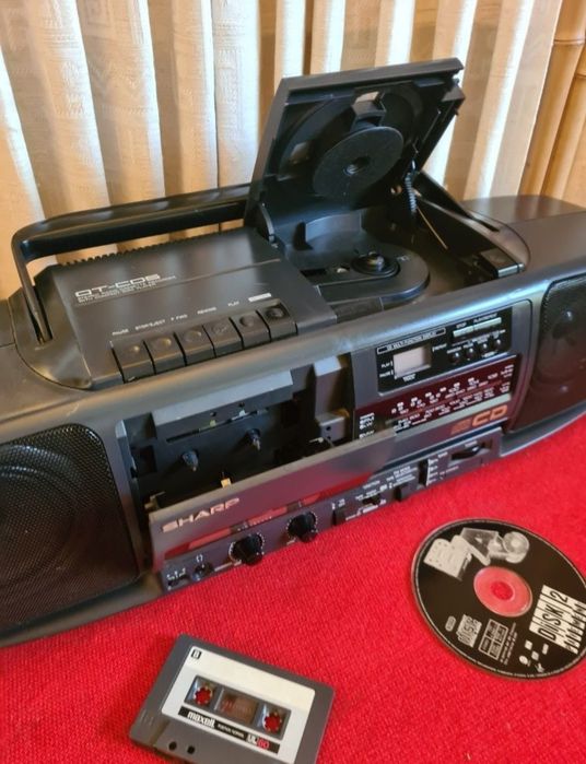 Radio-casetofon vintage Sharp.