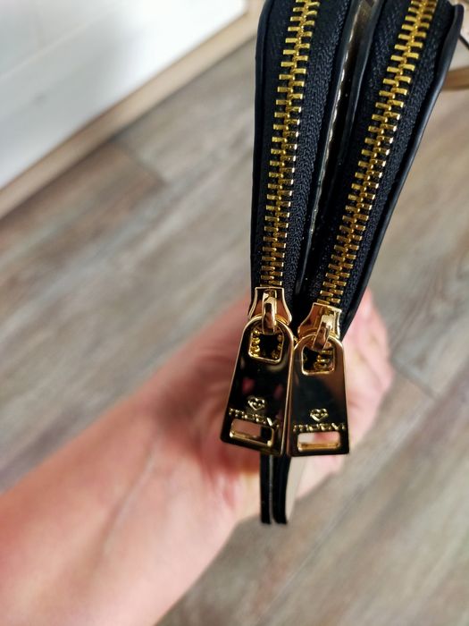 Plic elegant dublu, Motivi