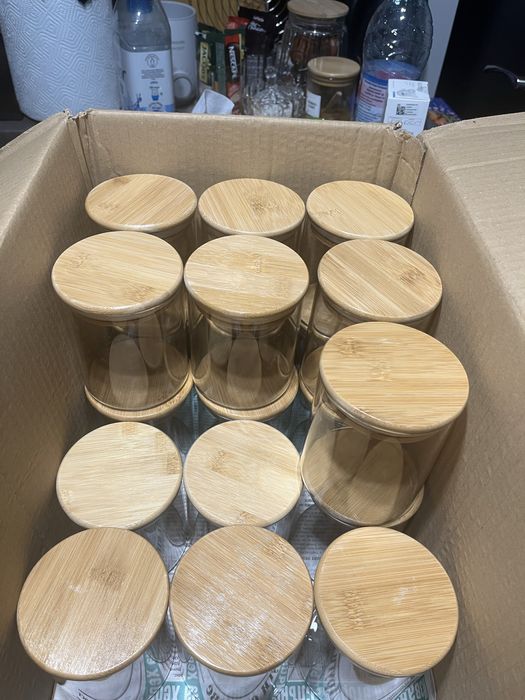 Стъклен буркан с дървена капачка