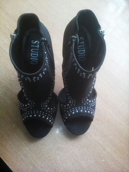 Продам босоножки