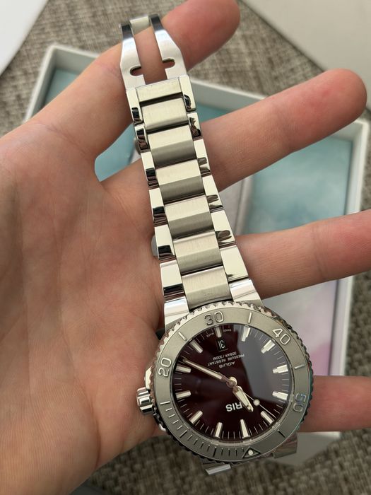 Oris Aquis Date Relief Cherry 43.5mm