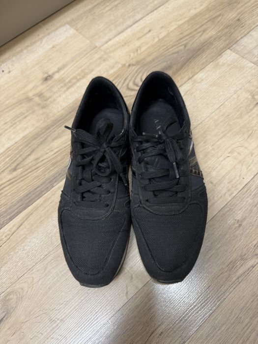 Продам кроссовки Armani