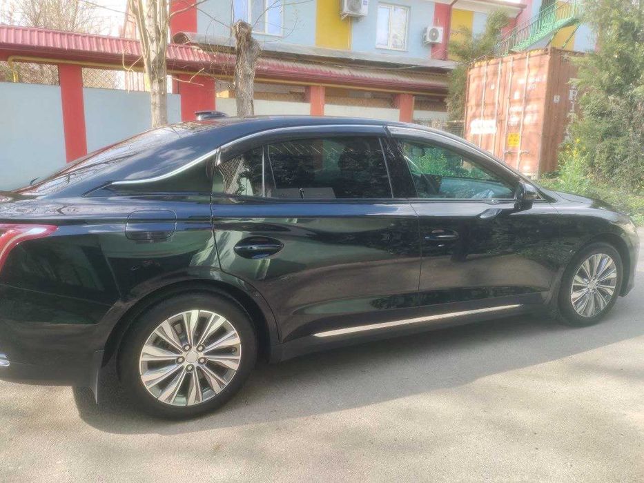 Электромобиль Hongqi H5