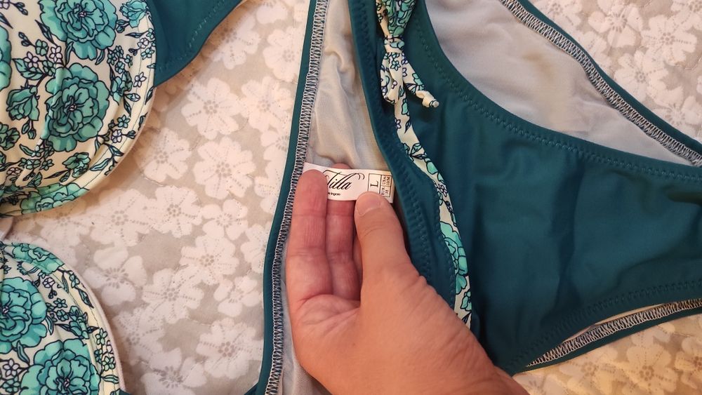 Бански костюм от две части.