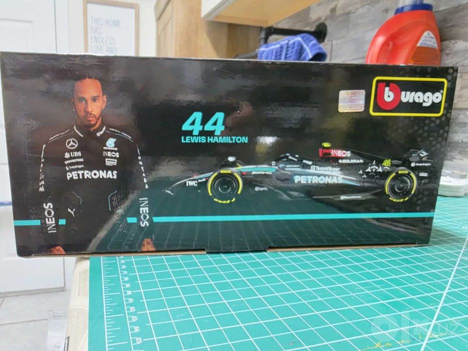 Mercedes AMG F1 Paddock set Bburago W15