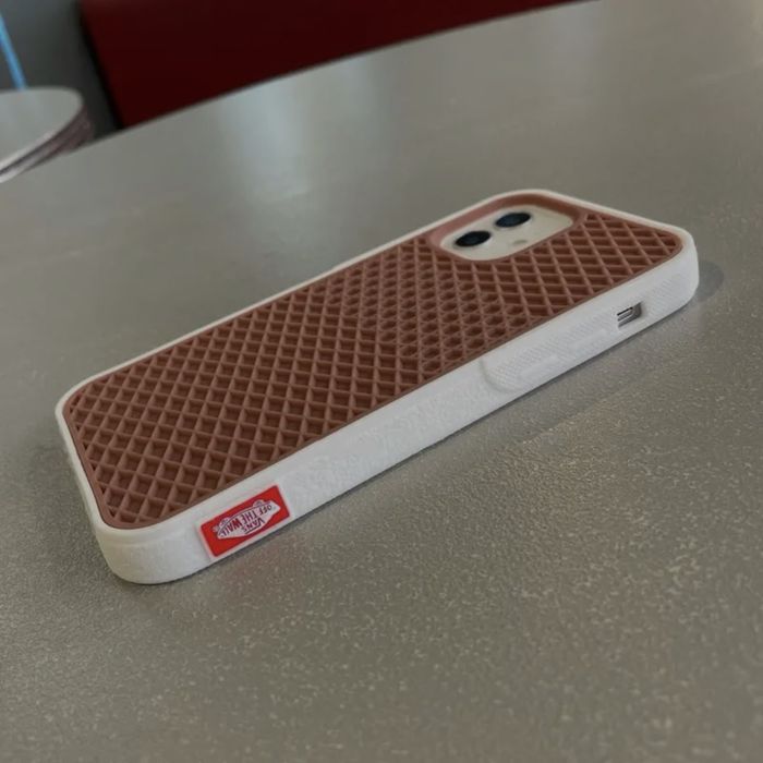 Чехол на iPhone 13 в стиле VANS