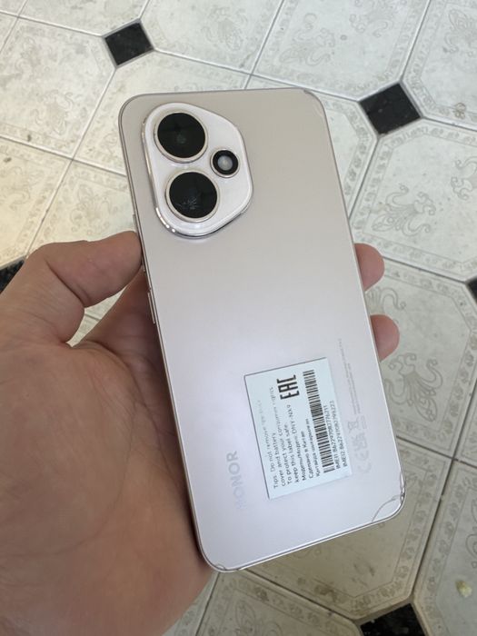 Honor 400 kafolati bilan