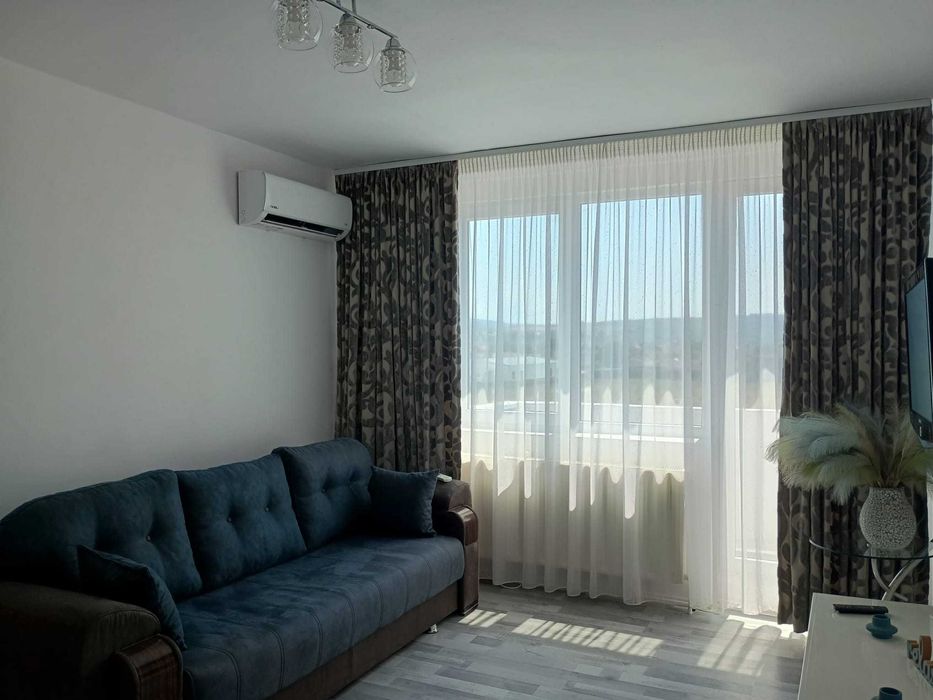 Apartament la cheie cu 2 camere și 2 balcoane complet mobilat și utilat vizavi de piața de zi și Penny. Se acceptă plata în rate