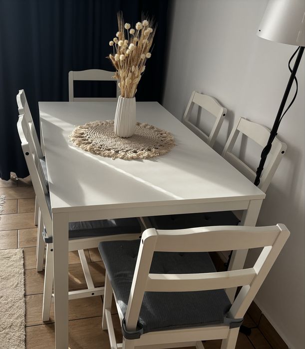 Masa extensibila Ikea VIHALS si 6 scaune HAUGA cu perne