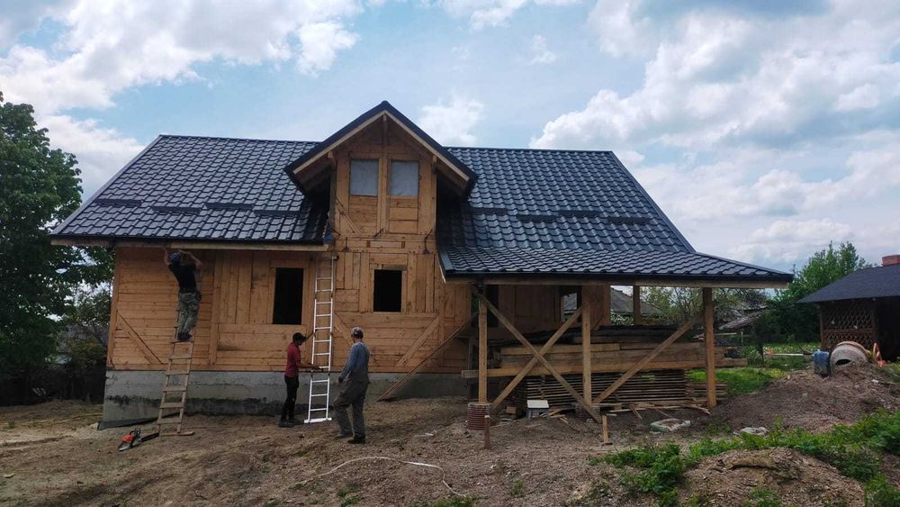 Case din lemn si montaj acoperis si tabla