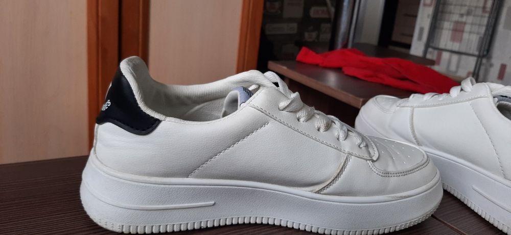 Кроссовки почти новые