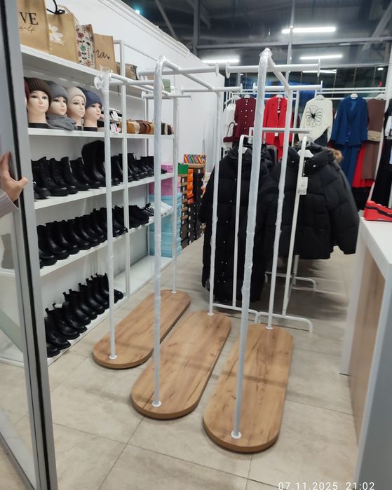 Рейлы с лдсп ,в магазин одежды.